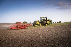 Дефіцит кадрів змушує аграріїв купувати дорогу техніку